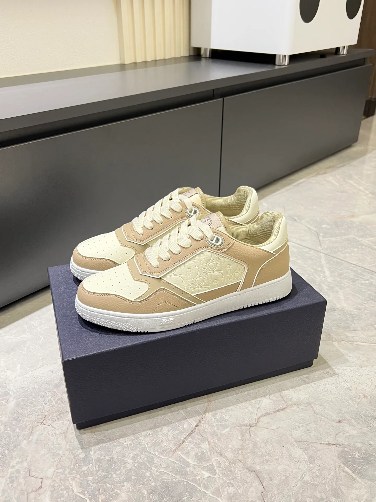 Men's shoes 💰p400 "Dio*" mid-top B27 casual sneakers. This B27 high-top sneaker is a new product in the series and continues Di*r's classic style. Crafted from gray and white smooth calf leather with beige and black Oblique print panels on the sides. The "CD Icon" shaped shoelace eyelets are clever and delicate, and the two-color rubber sole, rear collar and heel are all equipped with the brand's iconic details to enhance the style. Oblique printed straps at the ankle allow for an adjustable fit to complement the overall design. Fashionable and versatile, it can complement any look. Create an exquisite design with unique dynamic vitality and modern atmosphere, presented in low-top and high-top styles. This new must-have shoe adds a new dimension to Dior's archive heritage, embodying modern elegance. Purchase the original version and make it 1:1. If you need top quality, please come to me! Male 38-44!